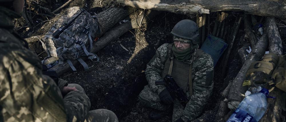 Ukrainische Soldaten in einem Schützengraben in der Nähe der russischen Stellungen bei Bachmut