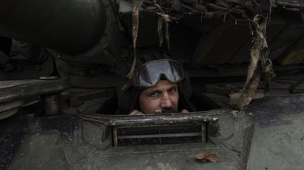  Ein ukrainischer Soldat sitzt in einem Panzer an der Frontlinie in der Nähe von Bachmut. 