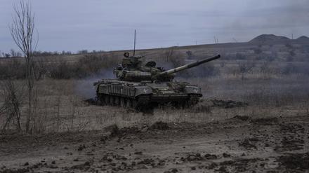 Ein ukrainischer Panzer fährt in der Nähe von Bachmut in Richtung Frontlinie. 
