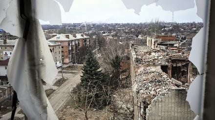 Blick auf die zerstörte und weiter umkämpfte ukrainische Stadt Bachmut.