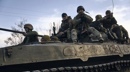 Ukrainische Soldaten fahren auf einem gepanzerten Fahrzeug an der Frontlinie in der Region Donezk. 
