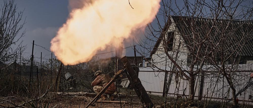 Ukrainische Soldaten feuern einen Mörser ab auf russische Stellungen an der Frontlinie bei Bakhmut