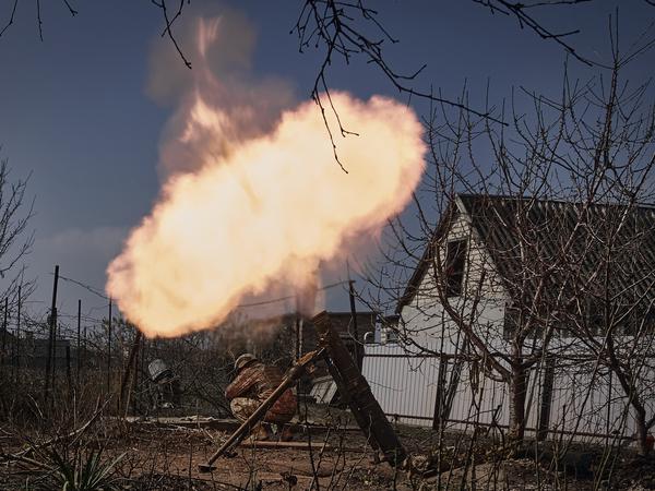 Soldati ucraini che sparano in prima linea vicino a Bakhmut.