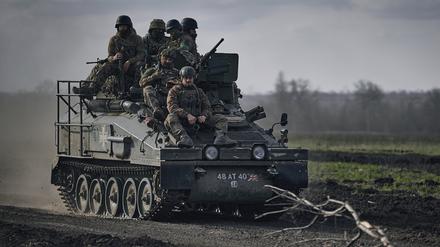 Ukrainische Soldaten  an der Frontlinie in Bachmut.