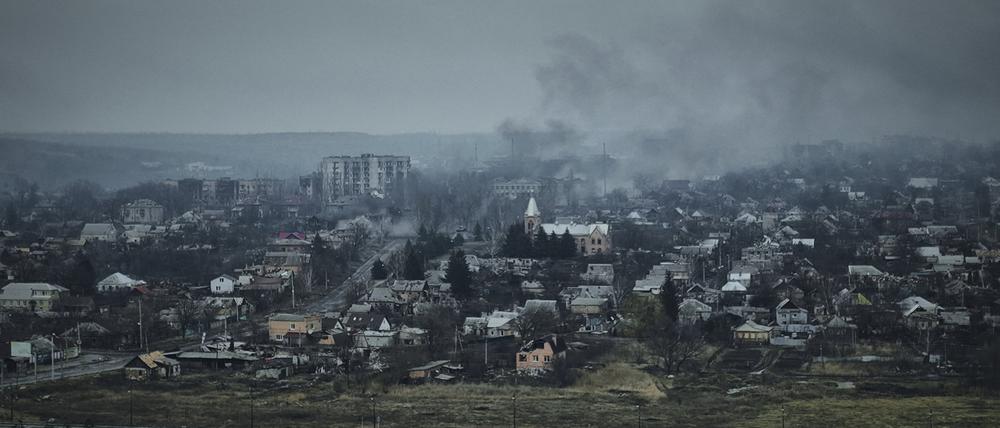 Ukraine, Bachmut: Rauch steigt aus brennenden Gebäuden in einer Luftaufnahme von Bachmut auf, dem Ort schwerer Kämpfe mit russischen Truppen in der Region Donezk.