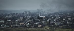 Rauch steigt aus brennenden Gebäuden in einer Luftaufnahme von Bachmut auf, dem Ort schwerer Kämpfe mit russischen Truppen in der Region Donezk. 