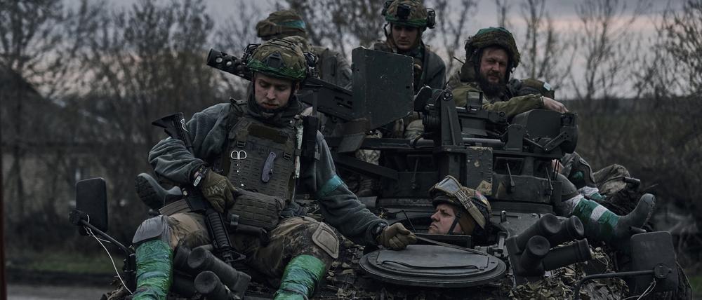 Ukrainische Soldaten fahren auf einem Mannschaftstransportwagen (APC) an der Frontlinie. 