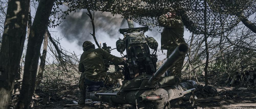 Ukrainische Soldaten feuern eine Kanone auf russische Stellungen an der Frontlinie in der Nähe von Bachmut.