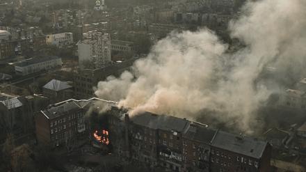 07.12.2022, Ukraine, Bachmut: Ein Wohnhaus steht nach einem Beschuss in Flammen. Foto: Libkos/AP/dpa +++ dpa-Bildfunk +++