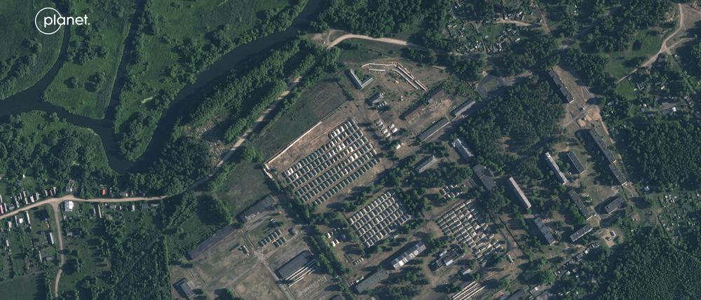 Belarus, Osipowitschi: Dieses von Planet Labs PBC zur Verfügung gestellte Satellitenbild zeigt kürzlich errichtet Zelte auf einem ehemaligen Militärstützpunkt außerhalb der belarussischen Stadt Osipowitschi. 