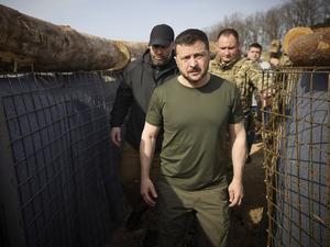 Wolodymyr Selenskyj, Präsident der Ukraine, bei der Visite der Befestigungslinien in der Region von Charkiw. 