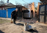 Ein Mann in Trümmern nahe eines Wohnhauses in Charkiw, das durch eine Granate getroffen wurde.