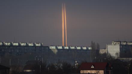 Drei russische Raketen, die von der russischen Region Belgorod aus auf die Ukraine abgefeuert wurden, fliegen in der Morgendämmerung.