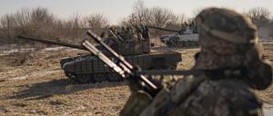 Ukrainische Soldaten der 3. Separat-Panzerbrigade nehmen an einer Militärübung im Raum Charkiw teil. 