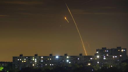 Russische Raketen, die von der russischen Region Belgorod aus auf die Ukraine abgefeuert werden, sind in der Morgendämmerung in Charkiw zu sehen.