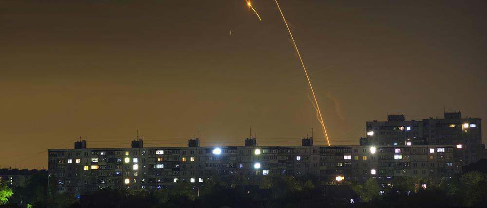 Russische Raketen, die von der russischen Region Belgorod aus auf die Ukraine abgefeuert werden, sind in der Morgendämmerung in Charkiw zu sehen.
