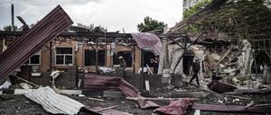 Trümmer liegen auf der Straße nach einem Bombeneinschlag im Wohnviertel Oleksyvka.