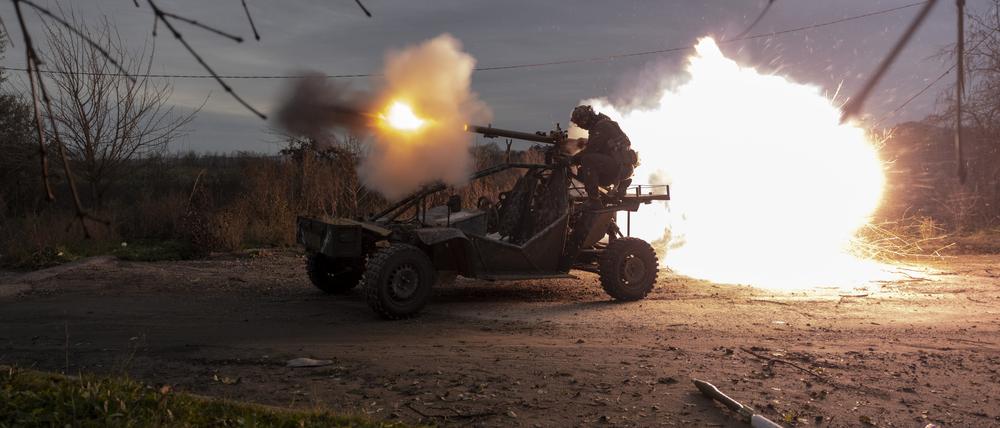 Ukrainische Soldaten schießen auf russische Stellungen in der Nähe von Cherson (Symbolfoto).