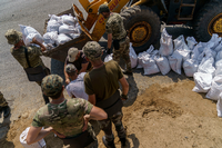 Ukrainische Soldaten bereiten Sandsäcke vor, die als Befestigung dienen sollen zum Schutz gegen russische Angriffe.