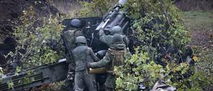 Soldaten bereiten sich am 11. Oktober darauf vor, aus einer 152-mm-Haubitze 2A36 „Giatsint-B“ an einem ungenannten Ort in der Region Donezk im Osten der Ukraine auf ukrainische Truppen zu feuern.
