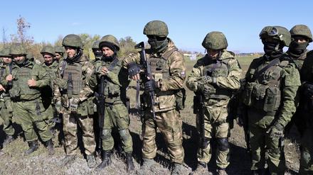 Russische Rekruten hören auf Anweisungen, während einer militärischen Ausbildung auf einem Schießplatz in der von Russland unterstützten und von Separatisten kontrollierten Volksrepublik Donezk. 