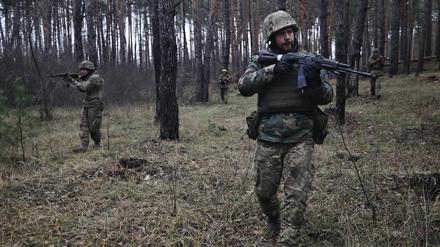 Zwei ukrainische Soldaten stehen in der Nähe der Frontlinie in Donezk.