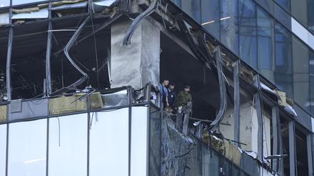 Ermittler untersuchen einen beschädigten Wolkenkratzer im Geschäftsviertel «Moscow City» nach einem Drohnenangriff in Moskau.