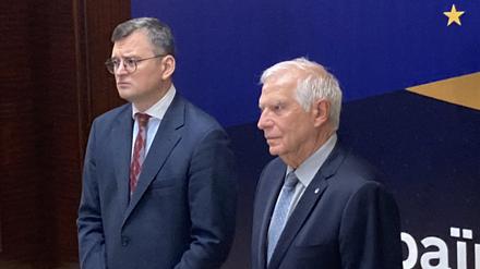 Der ukrainischer Außenminister Dmytro Kuleba (l) und der EU-Außenbeauftragte Josep Borrell sprechen zur Eröffnung des informellen EU-Außenministerrates in Kiew. 