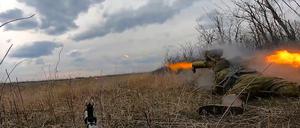 Ein Soldat der russischen Armee feuert ein Fagot-Panzerabwehrraketensystem auf eine ukrainische Stellung.