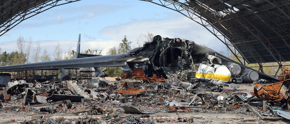 Die Trümmer der Antonow An-225 Mriya liegen im Hangar.