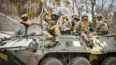 Ukrainische Truppen auf einem Militärfahrzeug.