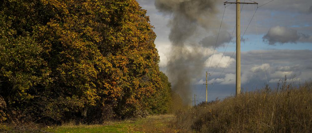 Rauch steigt auf, als ukrainische Minenräumer mit einer kontrollierten Explosion russische Panzerabwehrminen zerstören.