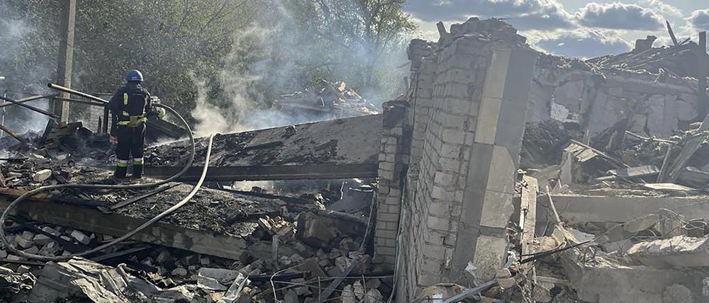 Auf diesem vom Pressebüro des ukrainischen Präsidenten via AP zur Verfügung gestellten Foto arbeiten Feuerwehrleute daran, ein Feuer nach dem tödlichen russischen Raketenangriff zu löschen.