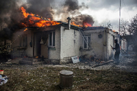 Bewohner holen Habseligkeiten aus einem zerstörten Haus in Irpin.