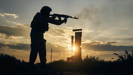 Ein Soldat steht in der Region Charkiw.