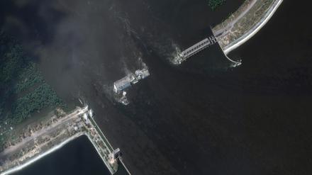 Die Satellitenaufnahme zeigt den Kachowka-Damm im Süden der Ukraine nach dessen Bruch. 