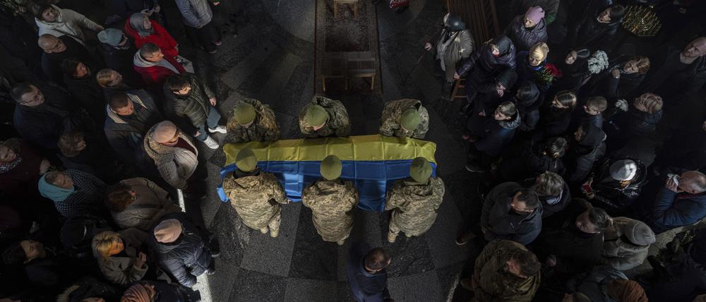 Eine Ehrengarde trägt den Sarg von Wolodymyr Golubnychyi, ukrainischer Oberleutnant der 72. Mechanisierten Brigade, während einer Beerdigungszeremonie. 
