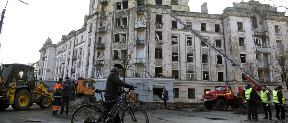 Ein beschädigtes Gebäude nach einem russischen Raketenangriff in Kiew. 