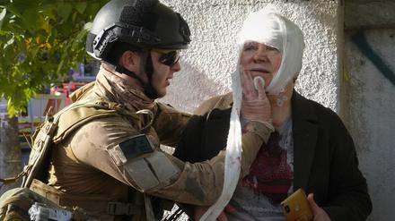 Eine verletzte Frau wird in Kiew medizinisch versorgt. 