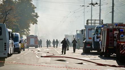 Rettungskräfte sind nach einem russischen Drohnenangriff im Stadtzentrum von Kiew im Einsatz. 