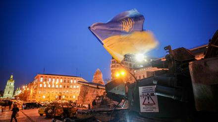 Die Fahne der Ukraine weht auf einem eroberten russischen Panzer auf dem St. Michaelisplatz. 