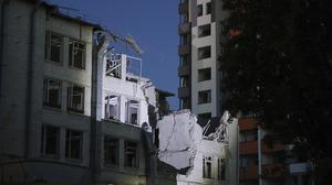 Blick auf ein Gebäude, das von einer Drohne beschädigt wurde, die während eines Nachtangriffs abgeschossen wurde. 