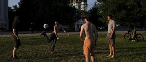 Alltag im Krieg: Junge Männer spielen im Park vor dem Nationalmuseum in Kiew Fußball.
