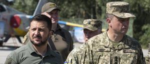Wolodymyr Selenskyj (l), Präsident der Ukraine, betrachtet eine Ausstellung von Raketenabwehrwaffen mit Mykola Oleschtschuk (r), Chef der ukrainischen Luftwaffe.