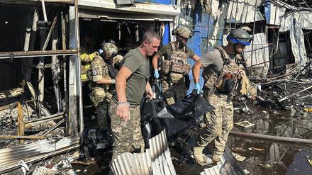 Ukrainische Soldaten und Rettungskräfte tragen am 6. September eine Leiche aus einem Gebäude auf den Marktplatz von Kostjantyniwka. 
