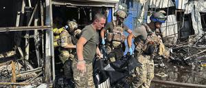 Ukrainische Soldaten und Rettungskräfte tragen am 6. September eine Leiche aus einem Gebäude auf den Marktplatz von Kostjantyniwka. 