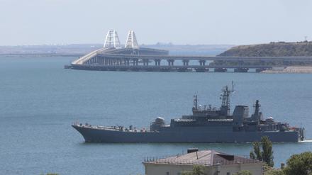 Ein großes Landungsschiff des russischen Militärs liegt vor der Krim-Brücke.