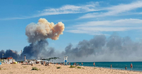 Der Blick auf die Explosion auf der russischen Militärbasis vom Strand von Saky auf der Krim