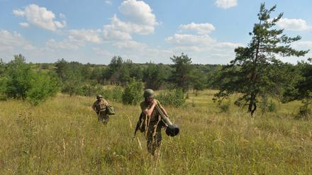 Ukrainische Soldaten nehmen an einer militärischen Ausbildung teil.