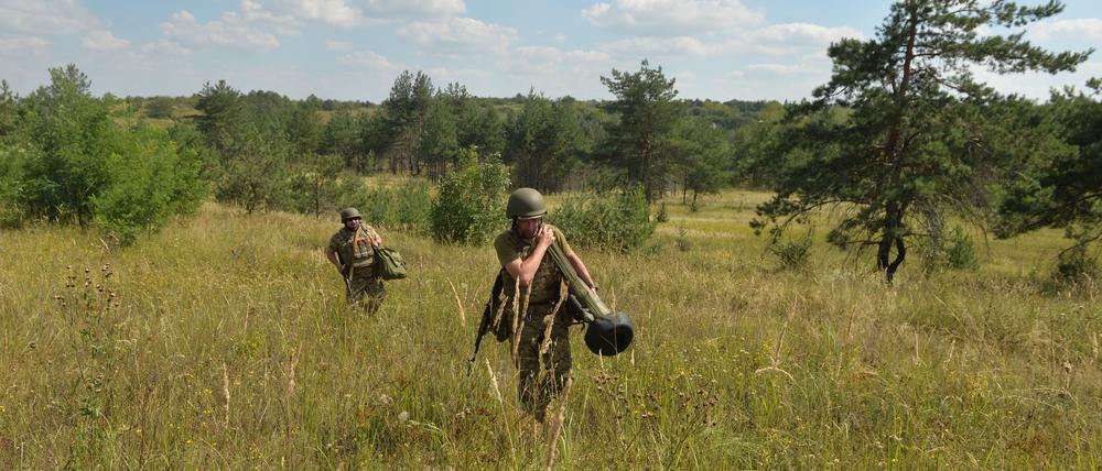 16.08.2023, Ukraine, Kupjansk: Ukrainische Soldaten nehmen an einer militärischen Ausbildung teil. Foto: Peter Druk/XinHua/dpa +++ dpa-Bildfunk +++